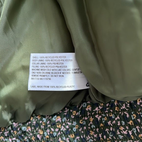 Universal thread floral puffer vest size medium green with Sherpa collar - Picture 9 of 11